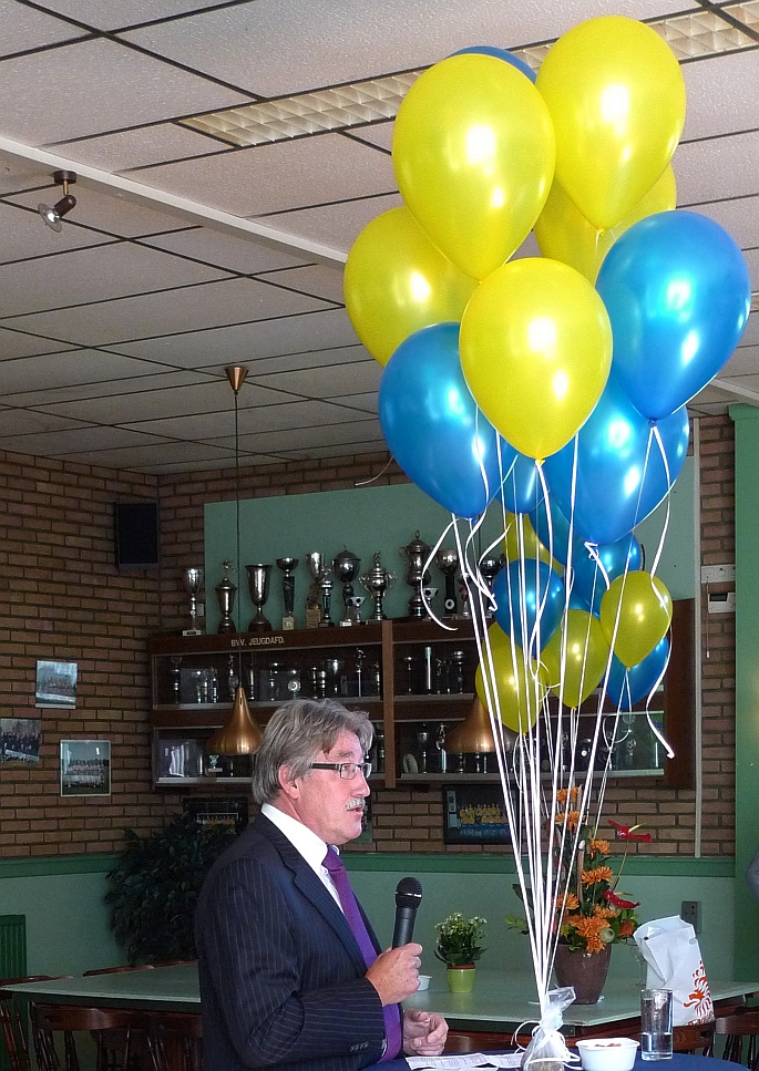 wethouder lüken babbelt het nieuwe bvv-complex open