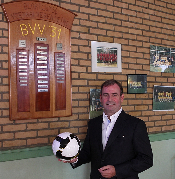 bvv-voorzitter kreeg van de knvb zowaar een echte ... bal