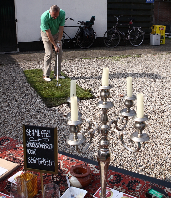 moeke's hole: te spelen bij dag- én kaarslicht