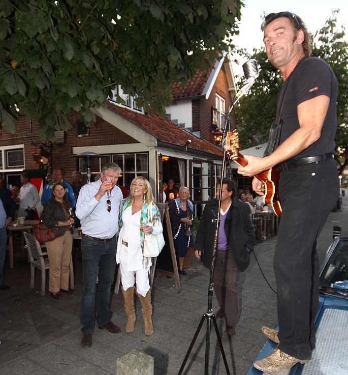 de jarige met vriendin de jarige met vriendin