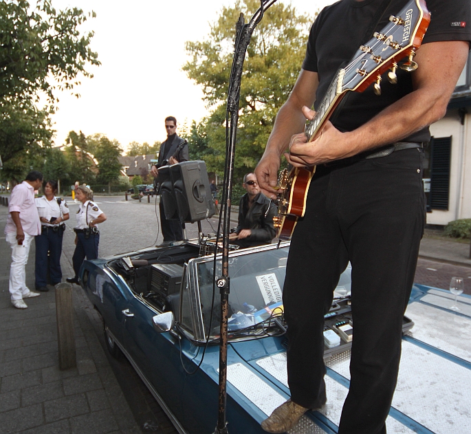 toen kwam de kit - twee leuke dames die met de band best wel een rockje hadden willen delen toen kwam de kit - twee leuke dames