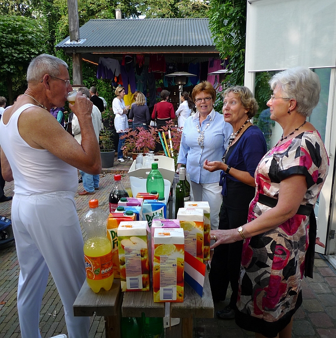 kees bakker is voor de meisjes (...) nog steeds vol vlugheid en kracht