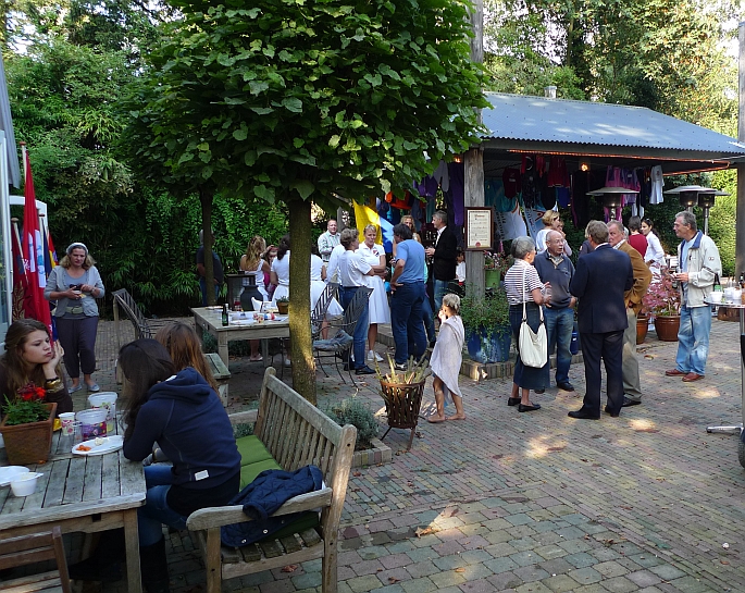 tijdloos samenzijn in een aardig larens tuintje