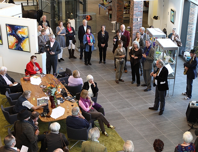 larense wethouder van cultuur leo jansen houdt een openingsspeech larense wethouder van cultuur leo jansen houdt een openingsspeech