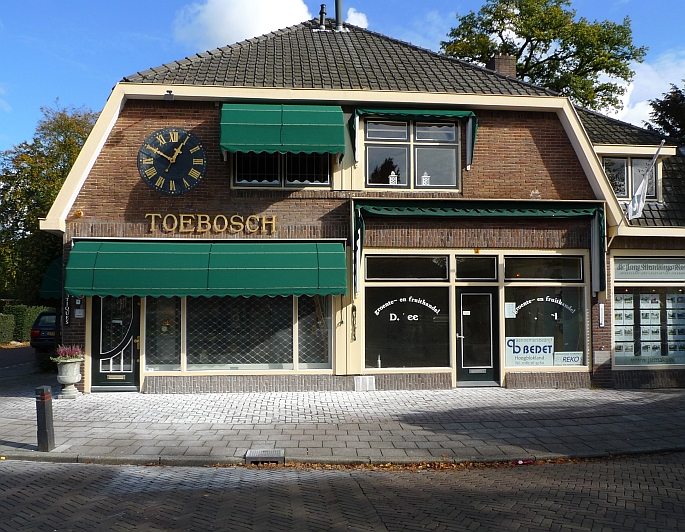 die op stoep en tegen gevel leeggespoten