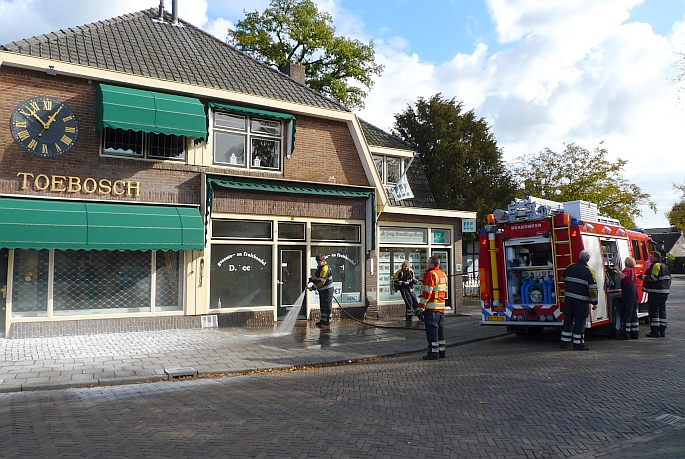omdat er in bluspoerder zout zit, moet het a.s.a.p. worden weggespoten, anders bijt het in