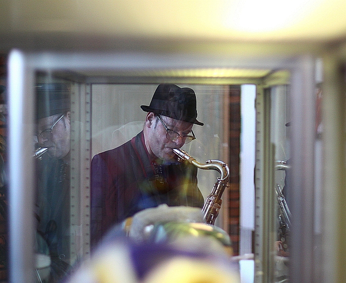 ... die niet uit de kast kwam maar wel lekker speelde en ... ... die niet uit de kast kwam maar wel lekker speelde en ...