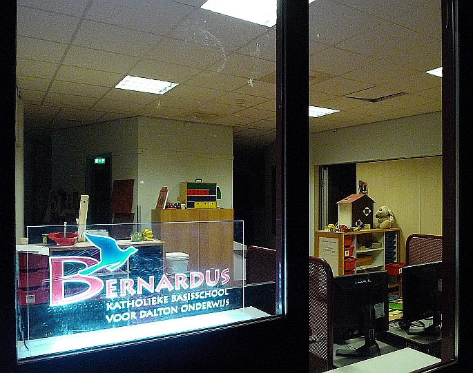 de school is niet overbodig, de lichtreclame wel