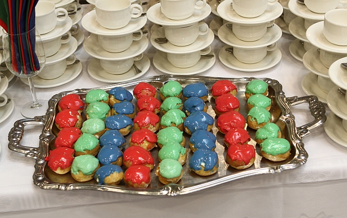 ..., soesjes in BEL-kleuren voor de gasten, ...