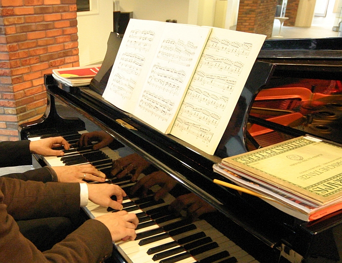 ... , vele handen zorgden voor een informeel-formeel sfeertje, ...