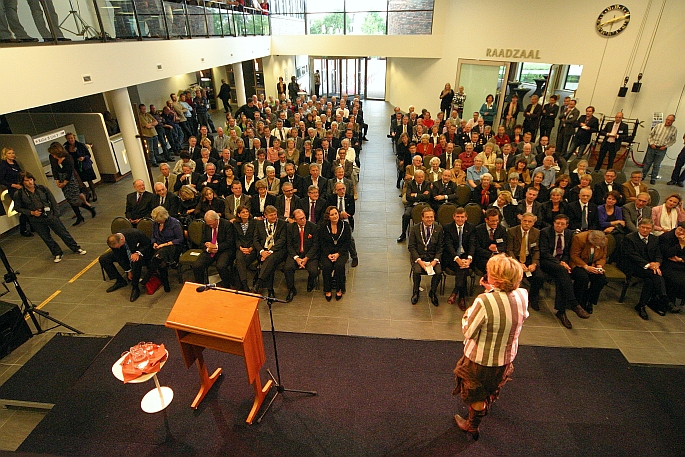 ... , waarna de genodigden werden verwelkomd, ...