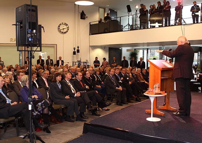 ... , alsmede een humoristische coterie van historicus herman pleij, ...