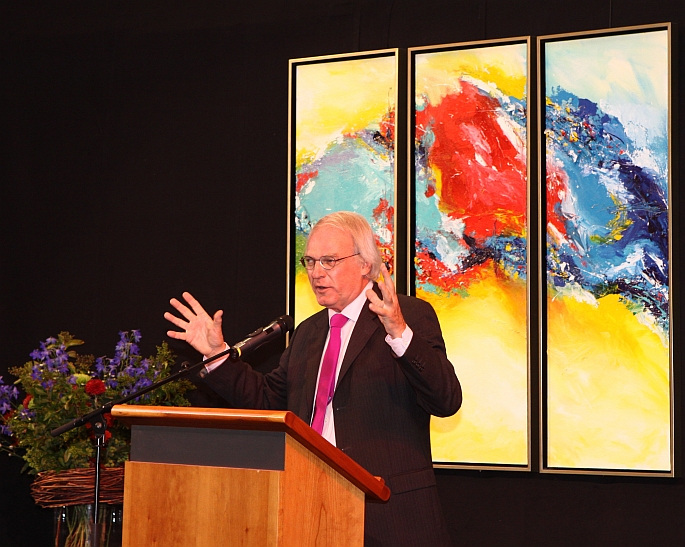 ... , die wel in alle ernst pleitte voor behoud van lokale identiteit, ...