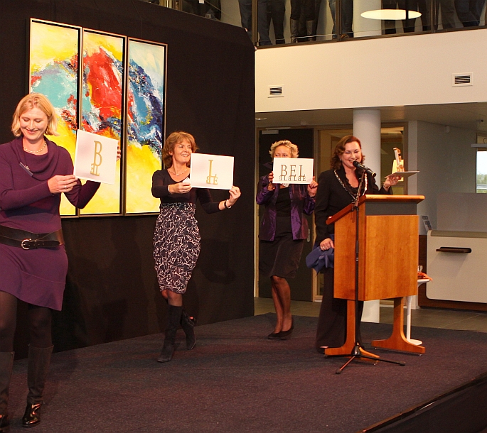 ... , waarna burgemeester joan de zwart een deelmaquette liet zien van een letterig en twee meter hoog kunstwerk dat t.z.t. bij het BEL-kantoor zal worden geplaatst, waarbij enkele BEL-belles een verduidelijkend dansje maakten, ...