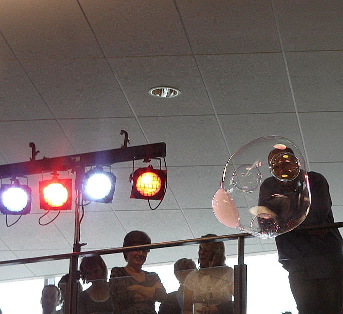 ... , waarna een zeepbelartiest een performance gaf, ...