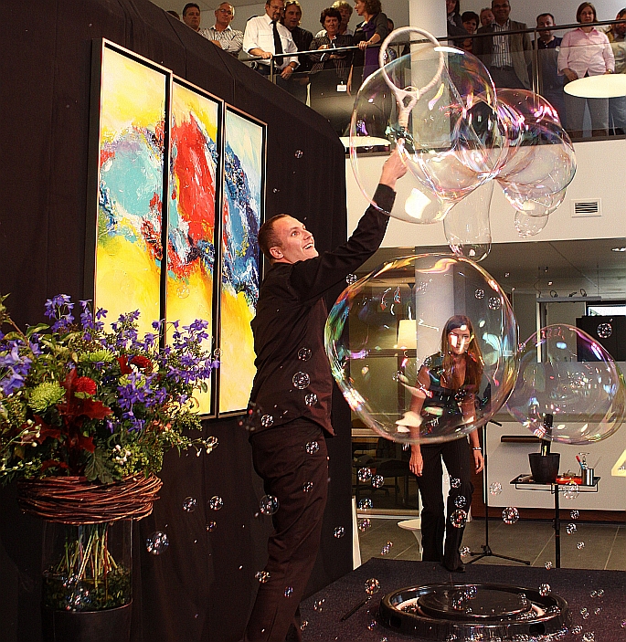 ... , waarbij bleek dat veel bellen een illusie zijn, ...