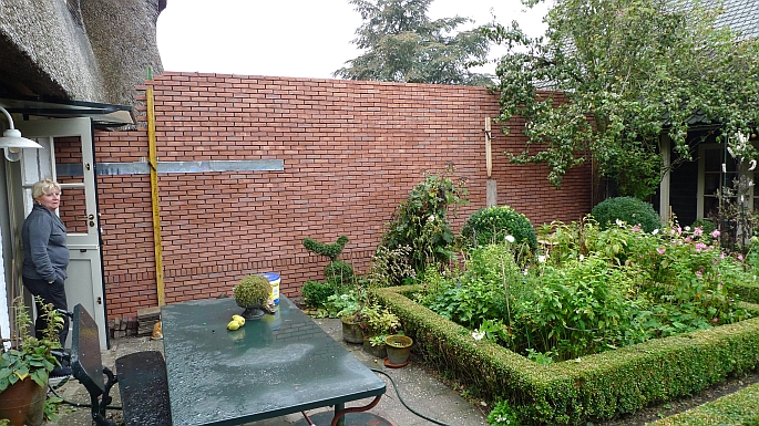 achterbuurvrouw van de eemnesserweg heeft er geen problemen mee: 'alles in goed overleg, de muur wordt wit en begroeid, prima zo.'