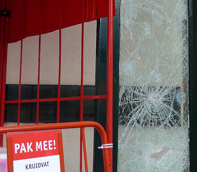 kruidvat, dorpsstraat; de verf van de vorige inbraak was nog niet eens aangebracht