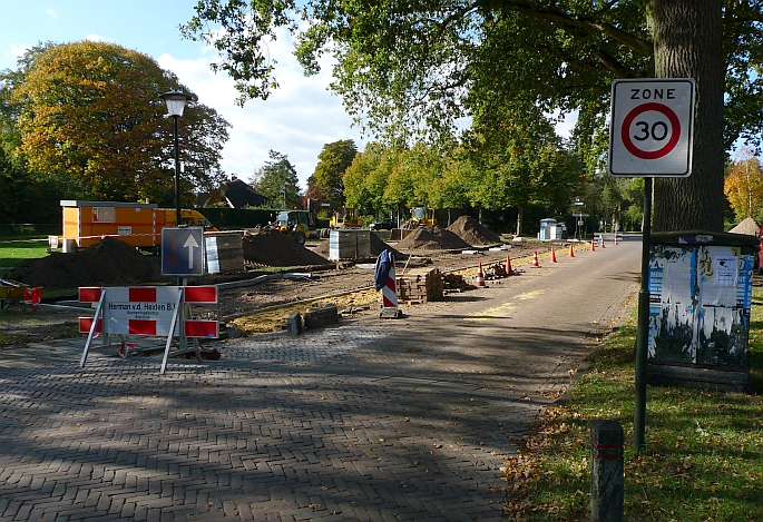 het oranjeweitje krijgt een aantal echte parkeerplaatsen