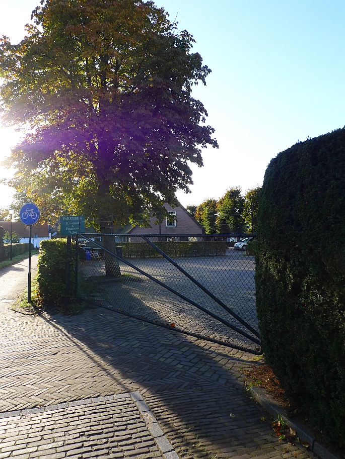 hek en daarmee parkeerplaats achter de dorpsstraat dicht, kennelijk als protest tegen parkeerdrukte op zondagmiddag 