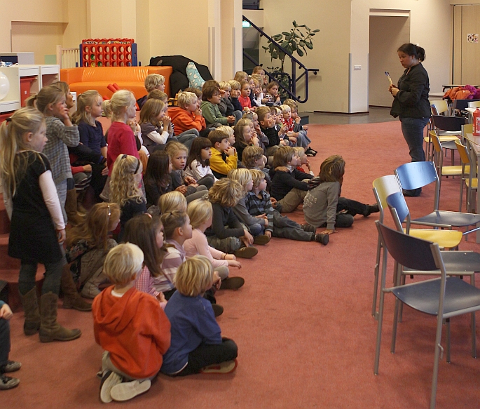 juf kaja van de obb legt uit: we gaan kunstwerken maken en die worden later voor het bf-doel geveild