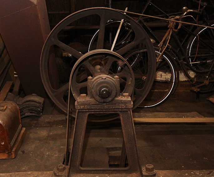 aandrijving op 1e verdieping die blaasbalg bij de vuurplaat laat werken