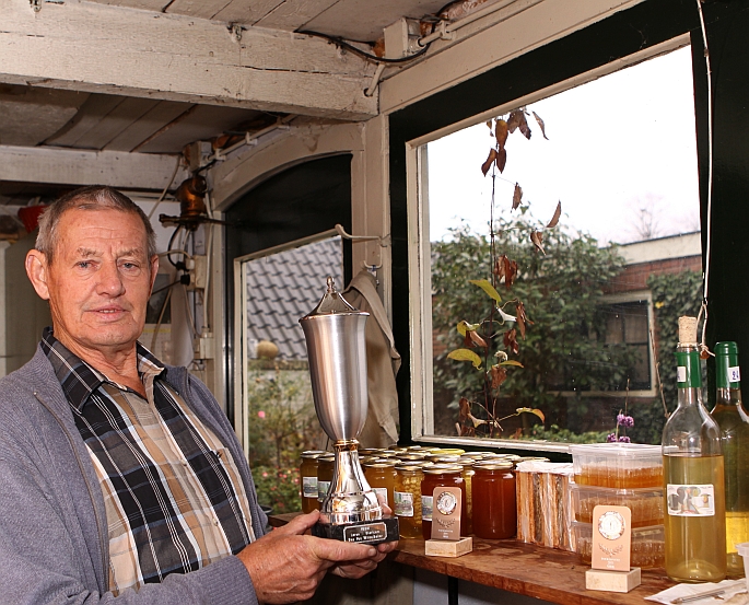 kees bakker van de capittenweg won gisteren de bep vos-wisselbeker voor de beste honing in laren en blaricum