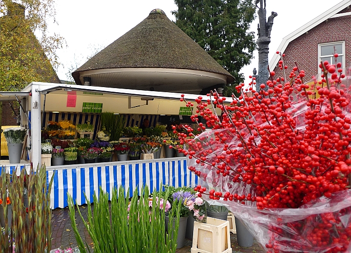 bloemenkraam in dorpsstraat voor de muziektent