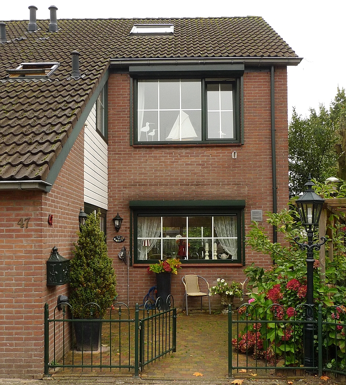 afgemeerd aan de raat