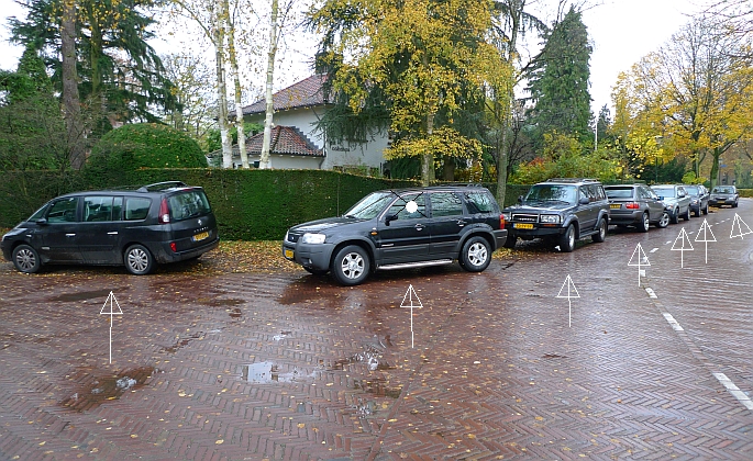 bestuurder van witgestipte sufbak wilde niet op de foto - gezien zijn manier van parkeren lijkt ons dat maar beter ook; dat hij zich tot de camera richtte met de dynamische woorden 'zeer gefrustreerd' vonden wij nogal olijk