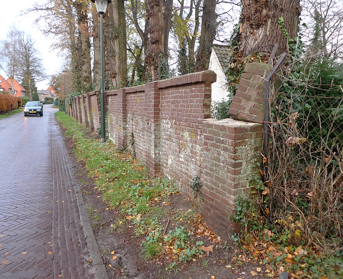 muur van de vitustuin, molenveenweg/schapendrift