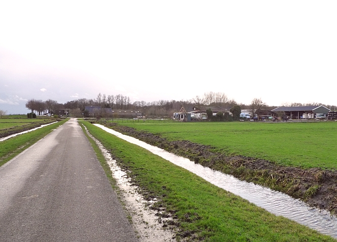de kampen (blaricum-oost), aan de andere kant van de a27, met uitzicht op de eemnesser polder en het eemmeer met de windmolens, waarvan er een was ...
