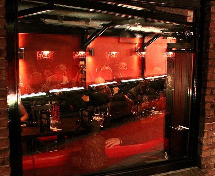 toen iedereen zat (op die stoeltjes dus), mocht het journalistieke glas ook even naar binnen toen iedereen zat (op die stoeltjes dus), mocht het journalistieke glas ook even naar binnen