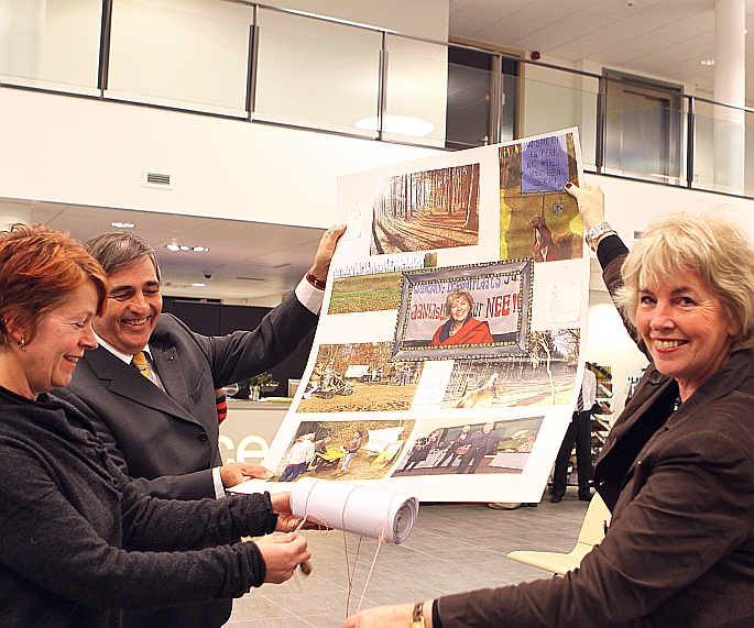 wethouder de joode kreeg ook een mooie fotocollage