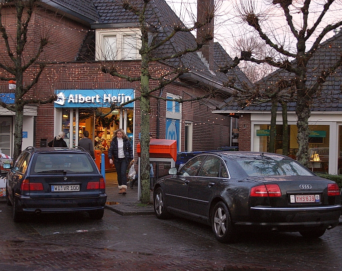 ze komen van overal en parkeren netjes in de vakken - zij wel ...