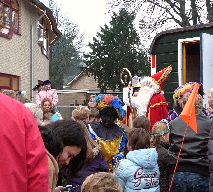... sint kwam slaperig uit een wegwerkhuisje dat op het schoolplein stond!