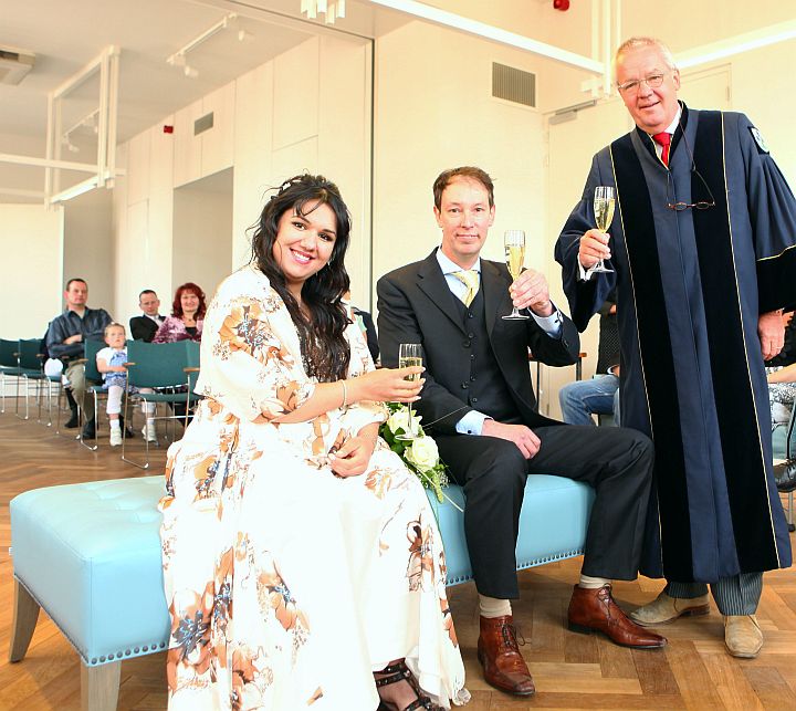 ambtenaar van de burgelijke stand guido maas opende tegelijkertijd het nieuwe gemeentehuis met champagne voor het a.s. echtpaar én zichzelf