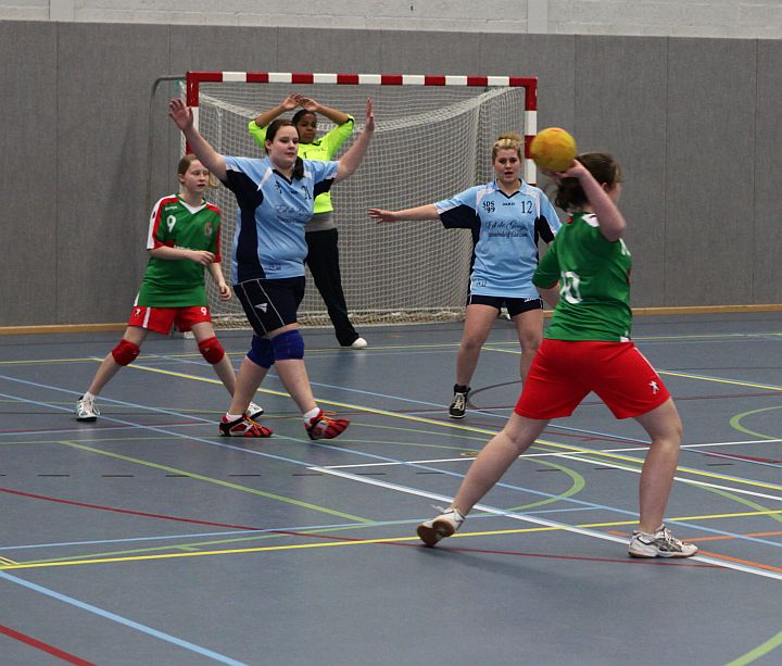 deelname door 12 teams, 's ochtends in de klaas bout-hal (laren), 's middags in de hilt (eemnes)