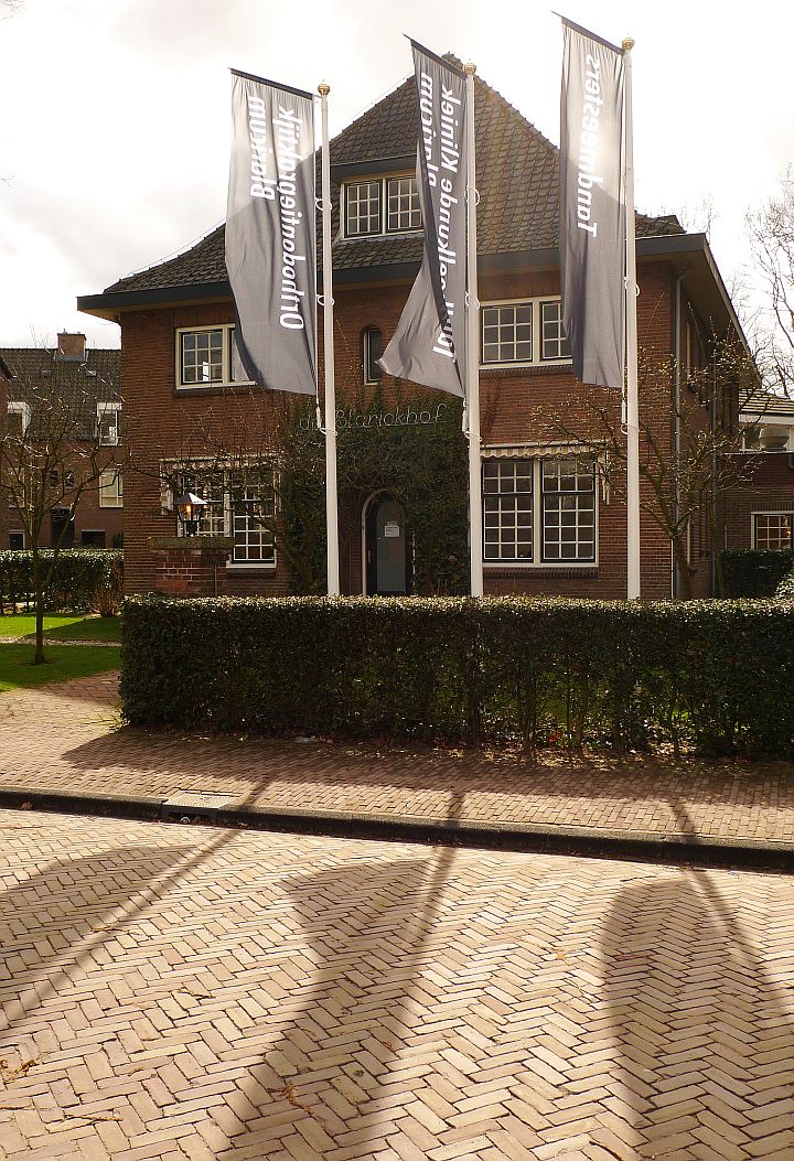 bij tandenwarenhuis aan de kerklaan