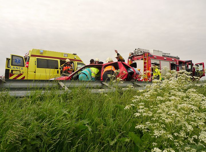 uit de peugeot 106 moesten twee inzittenden worden bevrijd