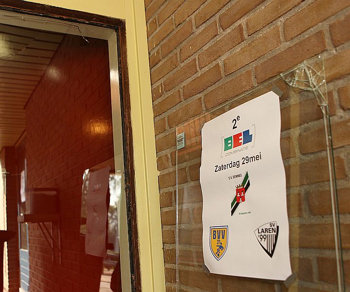 ruiten uit deuren gedrukt en geslagen