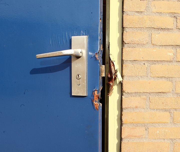 deur materiaalhok, opengebroken