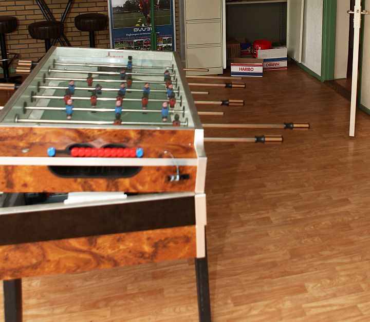 voetbalspel en stalen kasten opengebroken/vernield