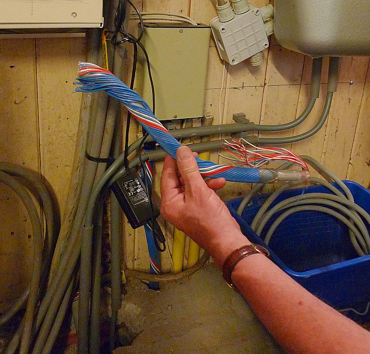 in die kast de kabel voor het alarm doorgeknipt met een betonschaar