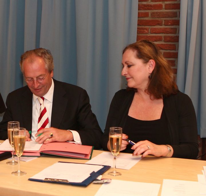 voorzitter pim baljet (stichting hei&wei) en burgemeester joan de zwart tekenen convenant waarmee de samenwerking tussen het dorpsblad en de gemeente is geregeld