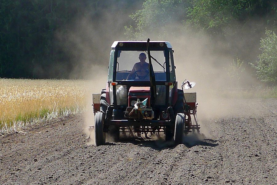 kees bakker ploegt een akker van de agrarische stichting aan de bussummerweg om; daarna wordt er 'bijenmengsel' in gezaaid: levert niets op, maar 't is wel goed voor de bijenvolken