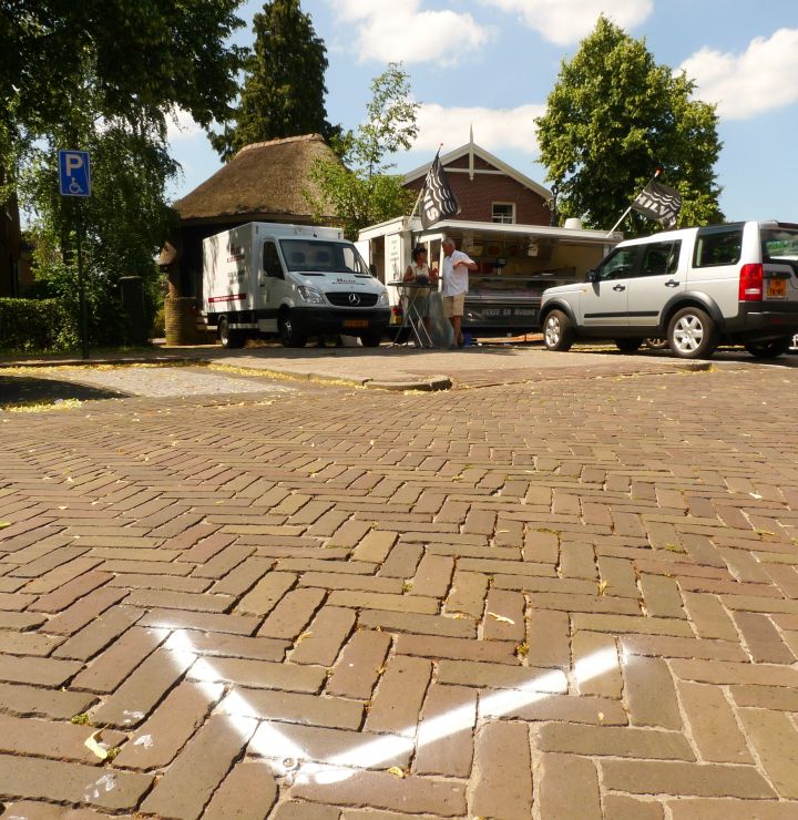 dorpsstraat, voor de botsautootjes
