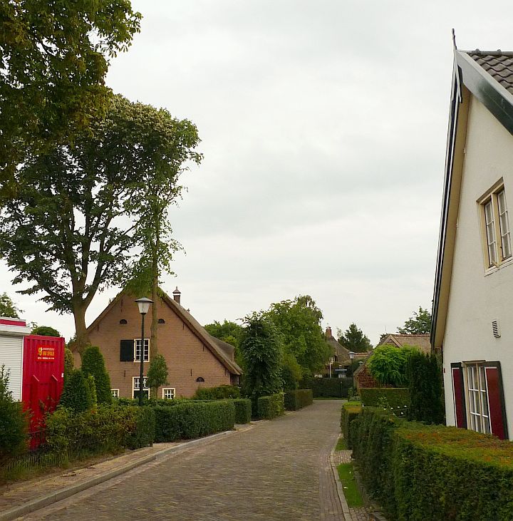 dorpsstraat, na noodkap kastanje bij de vlierhove