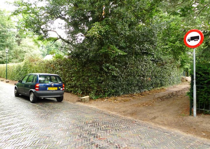 zandpad dat toegang verleent tot garages/achtertuinen aan de verloren engh en tot het nieuw te bouwen pand noolseweg 10