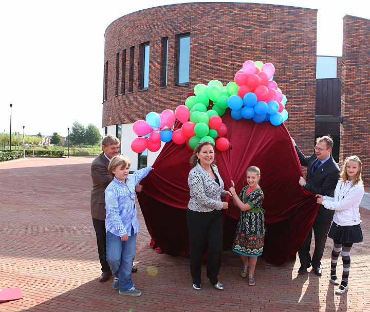 bel-burgemeesters met jeugdversies onthullen het kunstwerk
